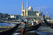 Fischer und Boote am Strand vor einer Moschee, Kovalam, Kerala, Indien, Asien