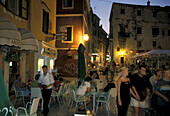 Menschen in Restaurants in der Altstadt am Abend, Sibenik, Kroatien, Europa