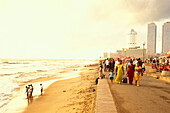 Menschen am Strand und auf der Promenade, Galle Face Green Beach, Colombo, Sri Lanka, Asien