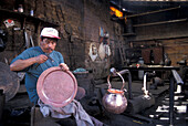 Kupferschmied bei der Arbeit, Mittelamerika Mexico