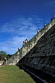 Menschen klettern auf einen Maya Tempel, Castillo, Chichen Itza, Yucatan, Mexiko, Amerika