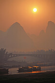Boot auf dem Fluss und Berge bei Sonnenaufgang, Guilin, China, Asien
