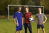 Drei junge Fußballspieler warten auf Mitspieler