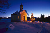 Kapelle und Weihnachtsbaum in Winter, Oberbayern, Deutschland