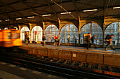 Leute auf dem Bahnsteig Görlitzer Bahnhof, Berlin, Deutschland