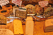 Verschiedene Käsesorten, Paris, Frankreich