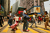 Passanten in der Einkaufsstrasse, Wanchai, Victoria Insel, Hongkong, China