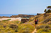Paar wandert entlang der Küste, in der Nähe von Vathia, Peloponnes, Griechenland