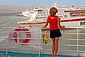 Frau steht auf Deck an der reling, Patras, Peloponnes, Griechenland