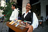 Zigarrenverkäuferin vor El Patio, Havanna, Kuba, Großen Antillen, Antillen, Karibik, Mittelamerika, Nordamerika, Amerika