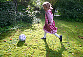 Mädchen spielt mit Ball
