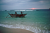 Fischer fahren bei Sonnenuntergang zum Fischfang aus, Hikkaduwa, Sri Lanka