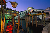 Abendliche Athmosphäre mit Gondel an der Rialto Bridge, Venedig, Italien