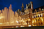 Hotel de Ville, beleuchtetes Rathaus und Springbrunnen am Abend, Paris, Frankreich, Europa