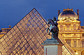 Glasspyramide and Louvre, Paris, Frankreich