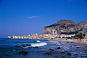 Strand und die Stadt Cefalu unter blauem Himmel, Cefalu, Sizilien, Italien, Europa