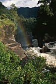 Namorona Fluss mit Regenbogen, Regenwald, Ranomafana, Madagaskar, Afrika
