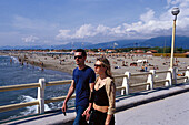 Menschen auf einer Promenade und am Strand, Forte dei Marmi, Toskana, Italien, Europa