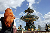 Woman at Place de la Concorde, Paris, Frankreich, Paris, Place de la Concorde, Brunnen und fotografierends rothaariges Mädchen