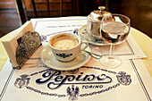 Eine Tasse Kaffee auf einem Tisch, Café Pepino, Turin, Piemont, Italien, Europa
