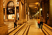 Menschen in einer Einkaufspassage bei Nacht, Galleria Saubada, Via Roma, Turin, Piemont, Italien, Europa