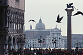 Touristen am Markusplatz, Venedig, Venetien, Italien