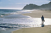 Frau läuft am Strand entlang, Baja California, Mexiko, Amerika
