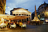 Menschen im Restaurant vor Pantheon, abends, Rom, Italien