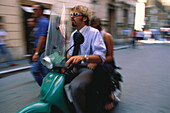 Paar auf einem Motorroller, Rom, Italien, Europa