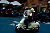 Motorrollerfahrerin, Rom Italien