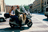Paar mit Hund auf Motorroller, Rom, Italien