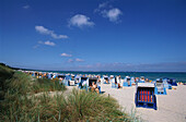 Strand mit Strandkörben unter blauem Himmel, Binz, Rügen, Mecklenburg-Vorpommern, Deutschland