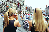 Junge Frauen mit Handy, Marienplatz, München, Deutschland