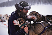 Mann mit Schlittenhunden, Lappland, Schweden