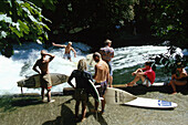 Surfen im Eisbach, München, Bayern, Deutschland