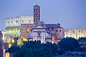 Maxentiusbasilika und Kolosseum am Abend, Rom, Italien, Europa