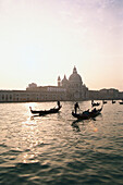 Gondeln auf dem Canale Grande bei Sonnenuntergang, Venedig, Italien, Europa