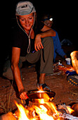 Menschen um Lagerfeuer, Lake Powell, Arizona, USA