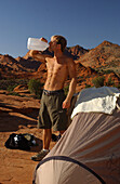 Mann beim Zelten, Lake Powell, Arizona, Utah, USA