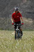 Frau beim Mountainbiken, Andalusien, Spanien