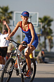 Eine Frau mit Streetbike, Mountainbike, Venice beach, Kalifornien, USA