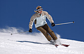 Frau beim Skifahren, Abfahrt, Wintersport, Lech, Österreich