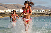 Frauen am Strand, Fuerteventura, Spanien