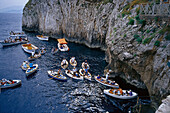 Blick auf Menschen in Booten vor der blauen Grotte, Capri, Italien, Europa