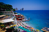 Blick auf Menschen am Strand unter blauem Himmel, Bagni Internazionali, Marina Piccola, Capri, Italien, Europa