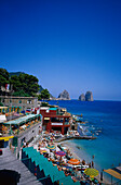 Blick auf Menschen am Strand unter blauem Himmel, Bagni Internazionali, Marina Piccola, Capri, Italien, Europa