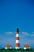 Leuchtturm Westerheversand und Häuser im Sonnenlicht, Westerhever, Halbinsel Eiderstedt, Schleswig-Holstein, Deutschland, Europa