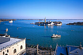 Blick auf die Insel San Giorgio Maggiore im Sonnenlicht, Venedig, Italien, Europa