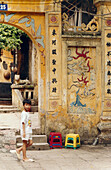 Junge vor traditionellem, Altstadthaus, Hanoi Vietnam