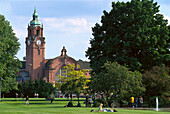 Blick auf Menschen in Parkanlage und Bahnhofsgebäude, Kronprinzenstrasse, Wiesbaden, Hessen, Deutschland, Europa